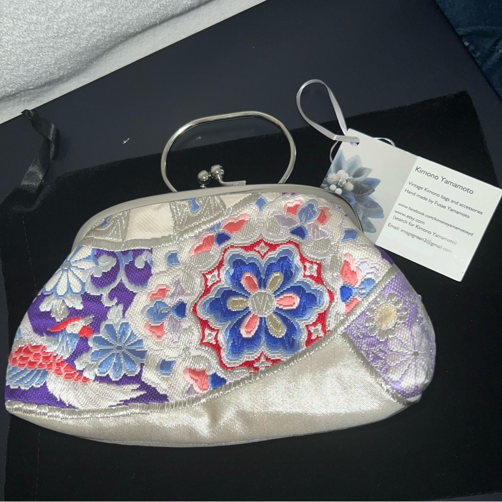 🥰😍🍭Handmade kiss lock Japan designer Floral shimmer shining Embroidered Clutch